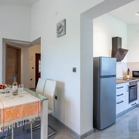 Lovely In With Kitchen Appartement